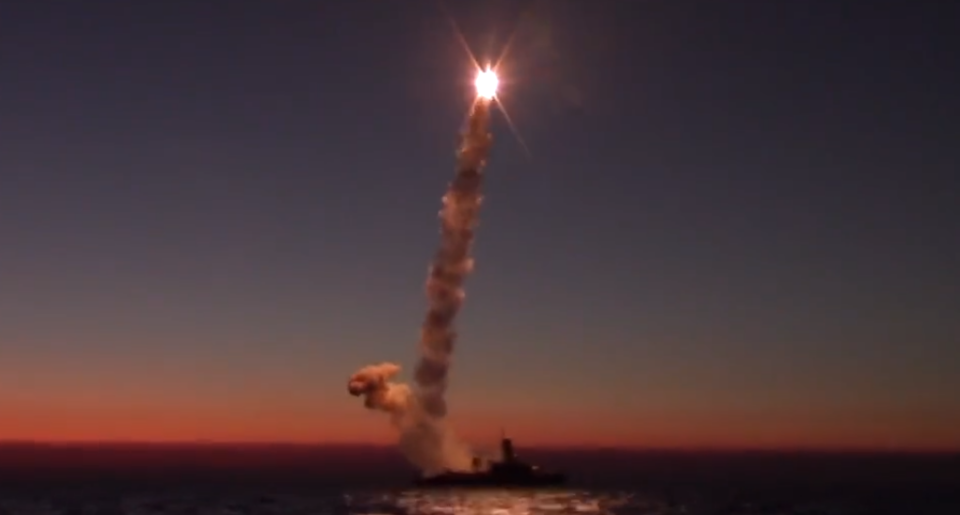 (ВИДЕО) Со ракети испалени од брод руските сили уништиле големо складиште на оружје и муниција