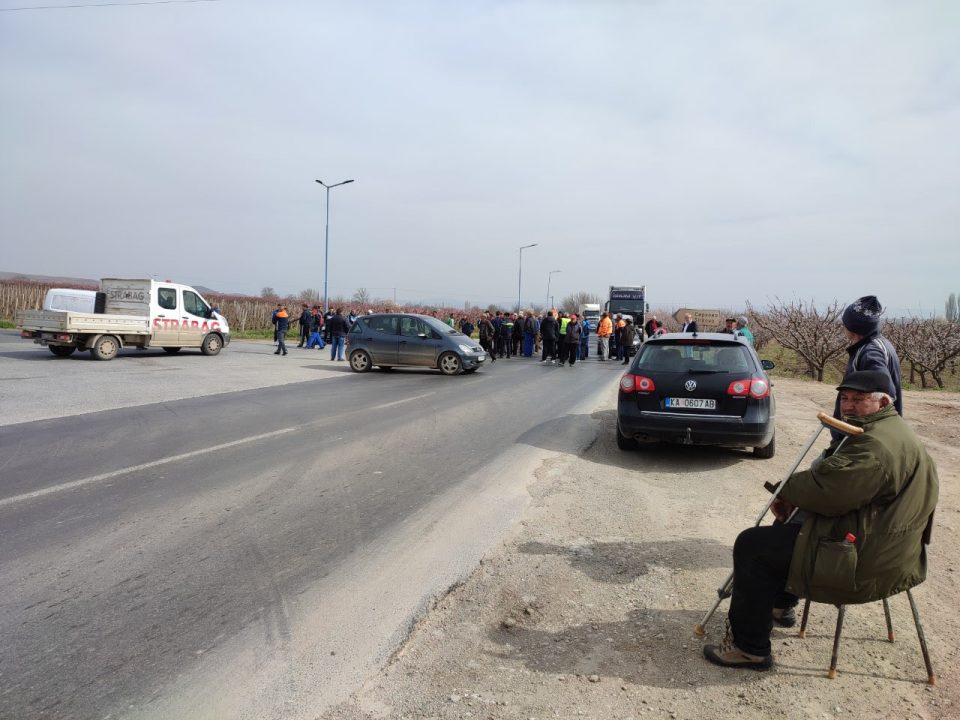 Сирковци протестираат на патот Градско-Прилеп барајќи приклучок кон брзиот пат