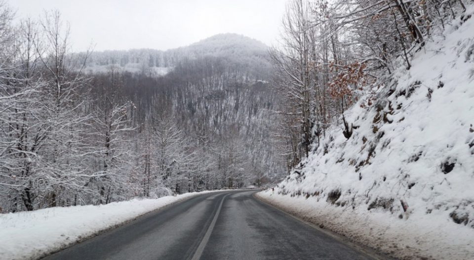 Влажни коловози на патиштата, снежни врнежи на планинските премини