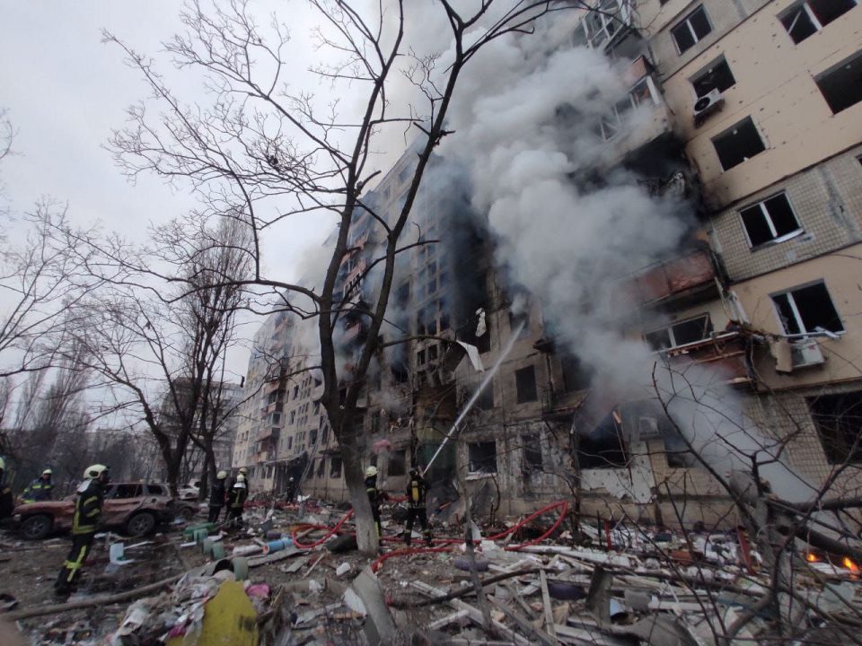 Во руски ракетен напад на станбена зграда во Киев загинаа најмалку две лица