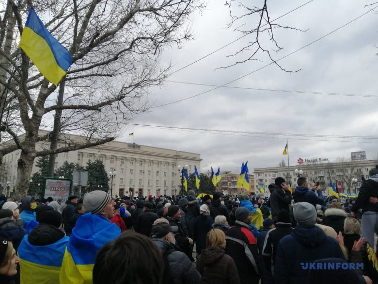 (ФОТО) „Херсон е Украина!“ – Масовен мирен собир на „Плоштадот на слободата“