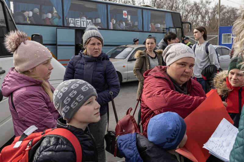 Автобусите за евакуација од Мариупол биле задржани на руски контролен пункт