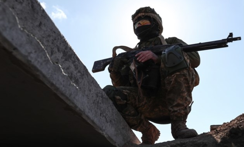 Анкета: Речиси половина Украинци подготвени да се борат против руската војска