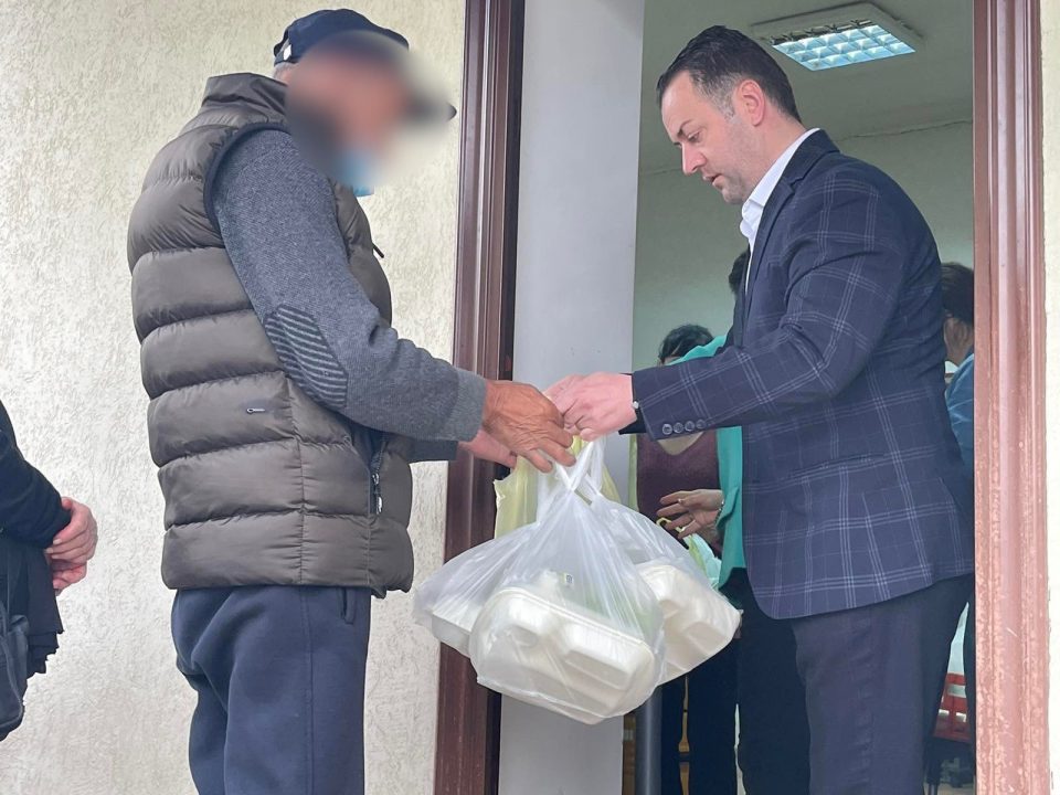 Градоначалникот Стефковски подели 200 хуманитарни оброци