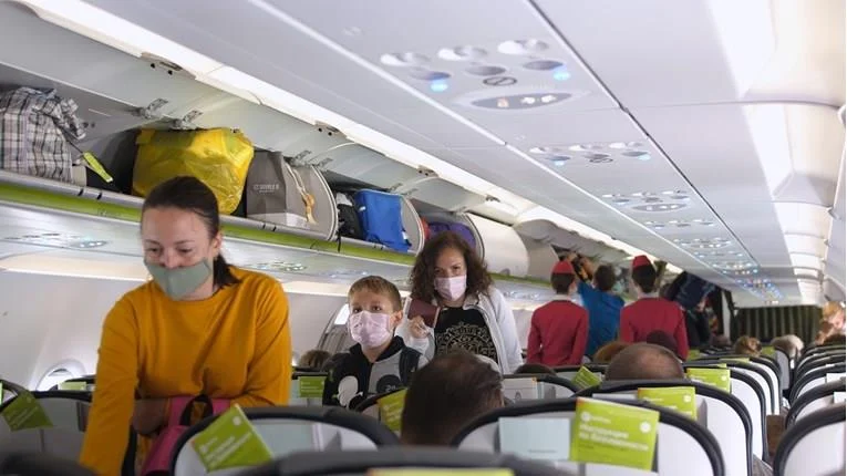 Американските авиокомпании ја укинаа обврската за носење маски во авионите
