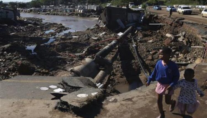Најмалку 443 загинати во поплавите во ЈАР, дождот полека престанува