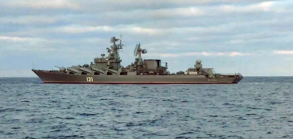 Загубата на воениот брод „Москва“ е страшен удар за Русија, сметаат експертите