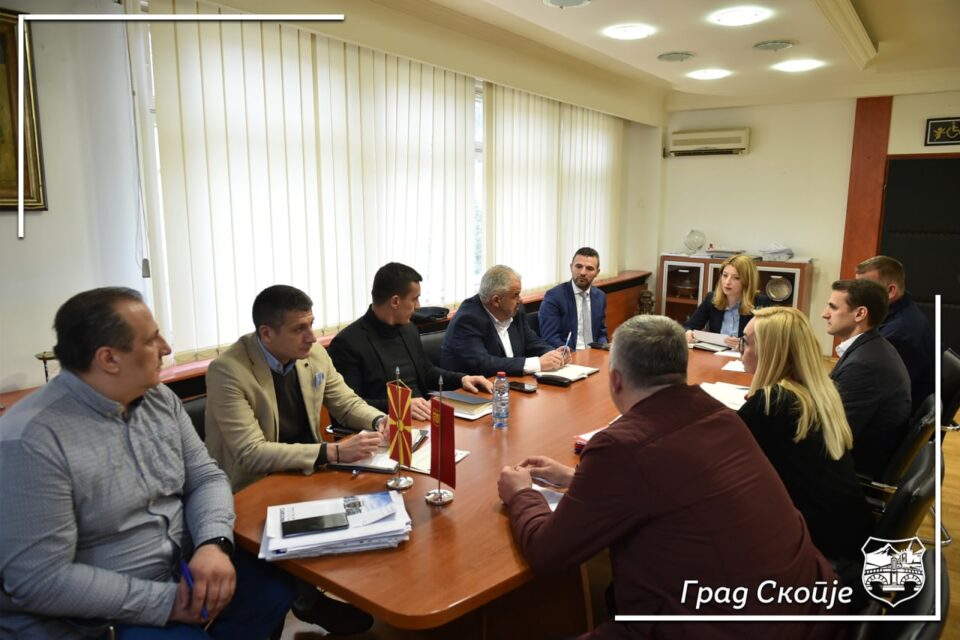 Состанок на Кризниот штаб на Град Скопје: Надлежните да превземат итни мерки за расчистување на штетните материјали кај фабриката Треска