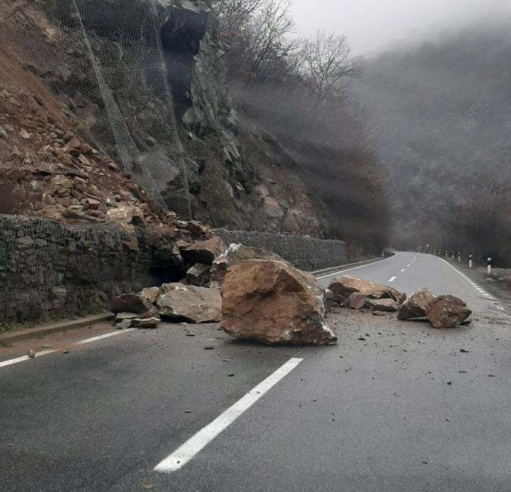 Поради одрон сообраќајот на патот Кичево-Охрид кај Малковец се одвива по една лента