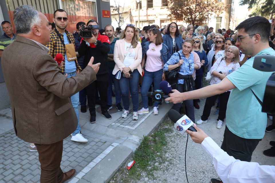 (ФОТО) Членови на СОНК протестираат пред седиштето на синдикатот