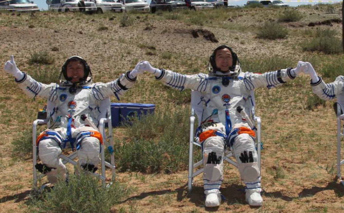 Кинеските астронаути се вратија на Земјата по шест месеци во вселената