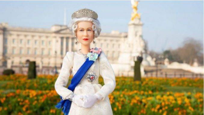 (ФОТО) Кралицата Елизабета си доби барбика со нејзин лик