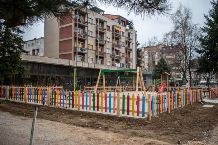 Се уредуваат два нови детски паркови во Битола