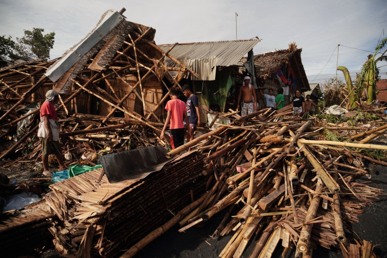 Во тропската бура на Филипините настрадаа најмалку 28 лица