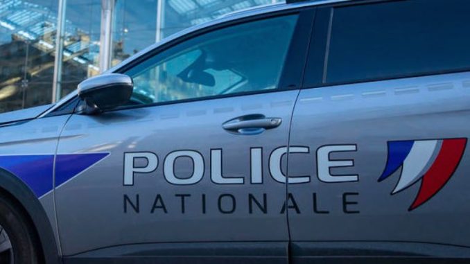 Полицијата застрела две лица во Париз, откако се обидоа да ги нападнат со автомобил