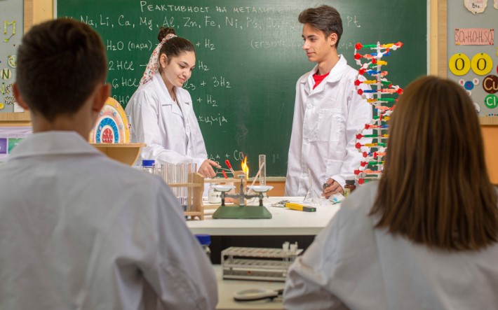 МОН: Во тек е опремување на 265 кабинети по природни науки во училиштата во земјава