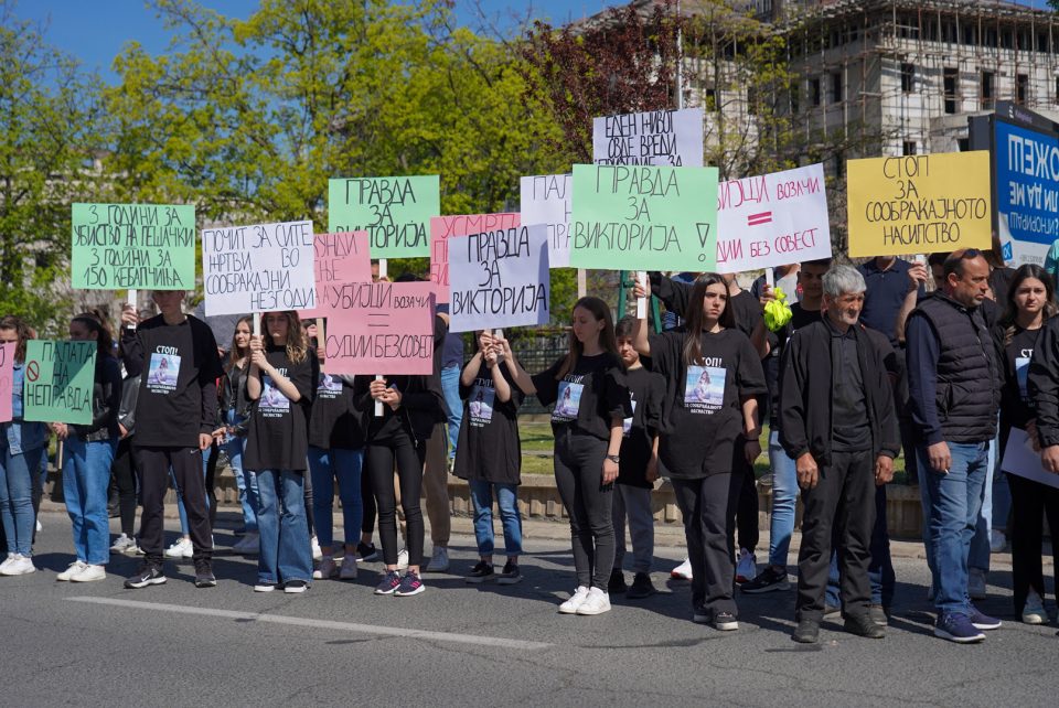(ФОТО+ВИДЕО) Со протест пред Кривичниот суд се бара правда за починатата Викторија