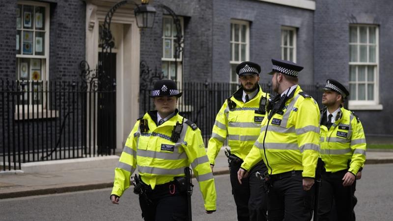 Инцидент во Лондон: Со нож нападнат полицеац пред влезот на резиденцијата на Џонсон