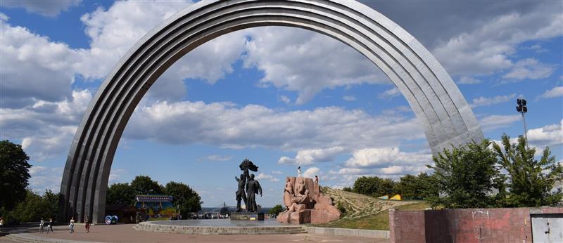 Украинците го уриваат огромниот споменик на пријателството со Русија во Киев