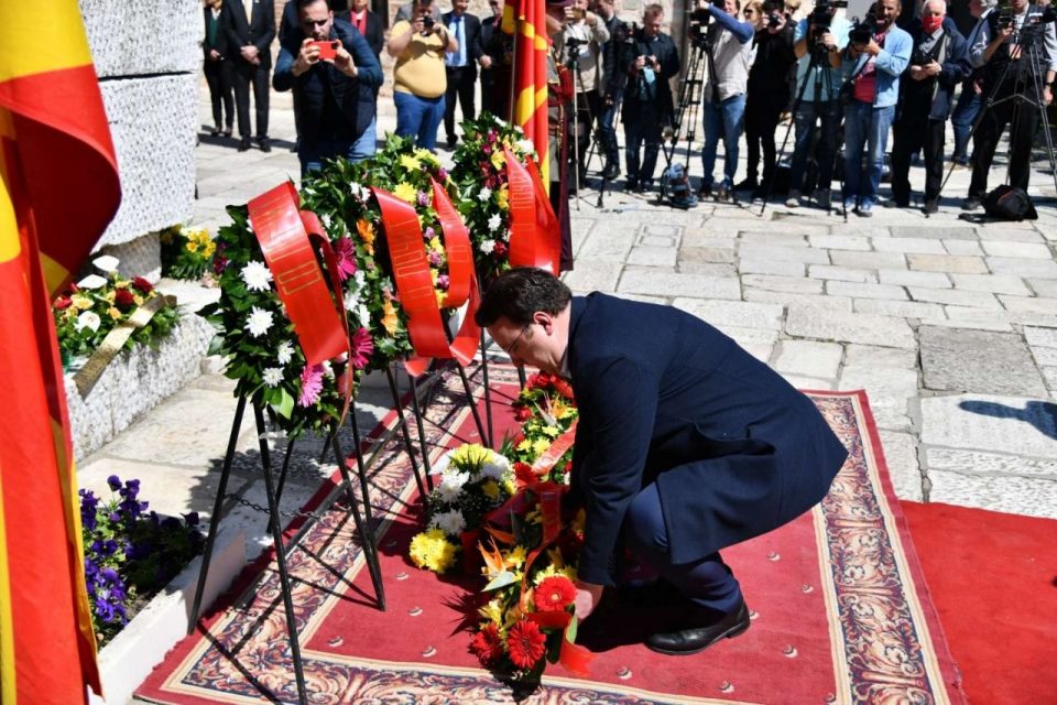 Николоски: Во име на ВМРО-ДПМНЕ положивме цвеќе на гробот на славниот војвода во црквата Свети Спас, Слава му!