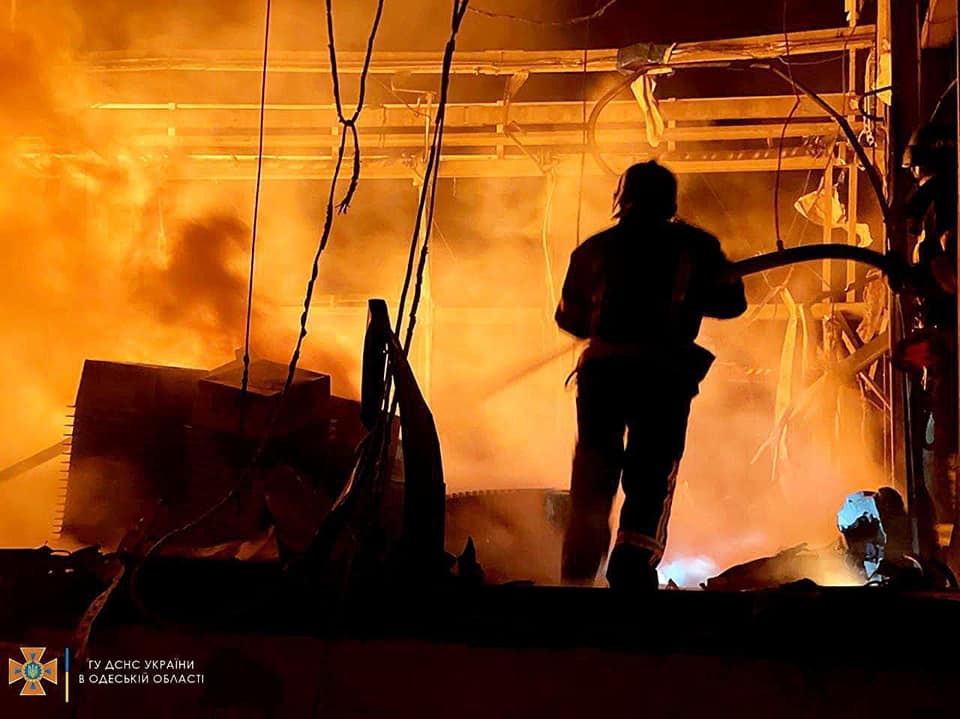 (ВИДЕО+ФОТО) Потресни сцени од Одеса: Руски проектили погодија клучни точки – пожарникарите бараат преживеани во урнатините
