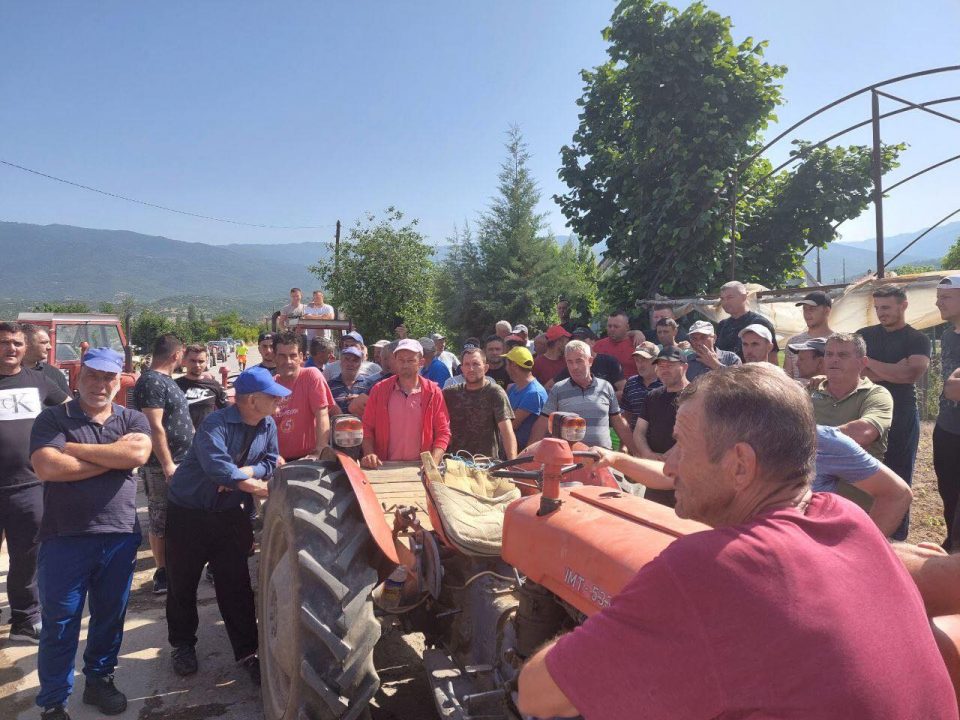 (ФОТО) Производителите на компир со протест во Босилево бараат одговорност од министерот за земјоделие