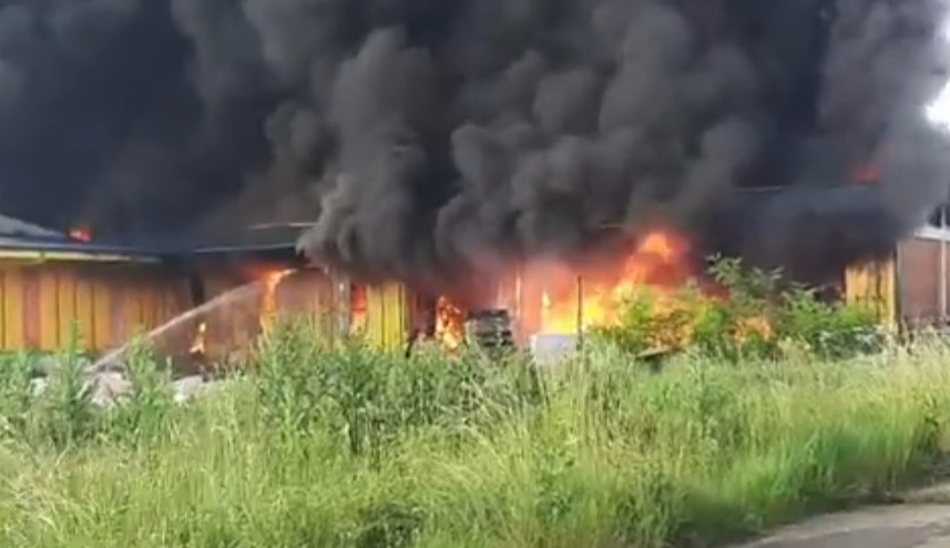 Детали за пожарот во поранешната фабрика, тетовската полиција со апел до граѓаните