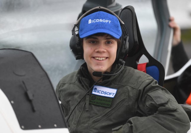 Шеснаесетгодишник напредува во потфатот да стане најмладиот пилот кој го обиколил светот