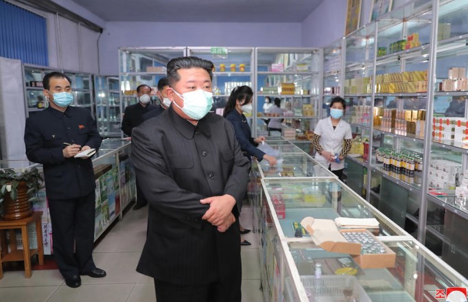 Ким Џонг Ун и нареди на војската да ја стабилизира дистрибуцијата на лекови за Ковид-19