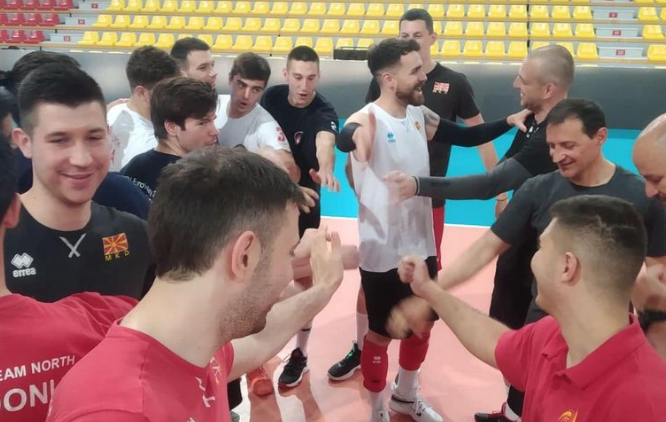 Македонските одбојкари поразени во пет сета на гостувањето во Романија