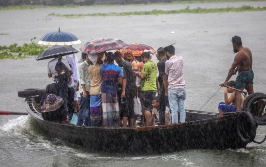 Најмалку 57 жртви на поплавите во Бангладеш и Индија