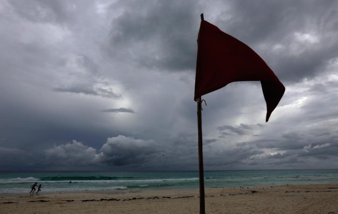 Првиот ураган сезонава се приближува кон тихоокеанското крајбрежје на Мексико