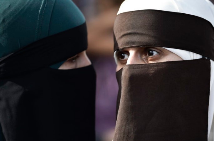 Авганистан: Жените треба да носат бурка на јавни места