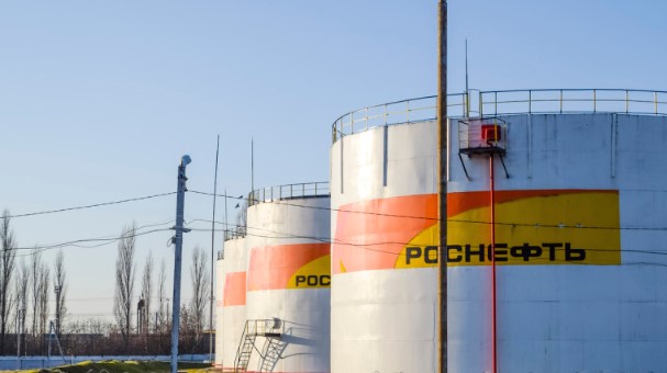 Блумберг: ЕУ треба да предложи одложување на клучната забрана за увоз на руска нафта за да се постигне договор