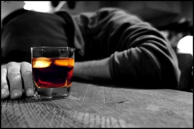 Осум лица починаа по пиење домашен алкохол