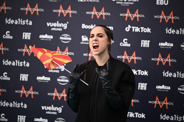 (ВИДЕО) Скандал на Евровизија: Андреа го фрли македонското знаме на земја, МРТ размислува да ја повлече