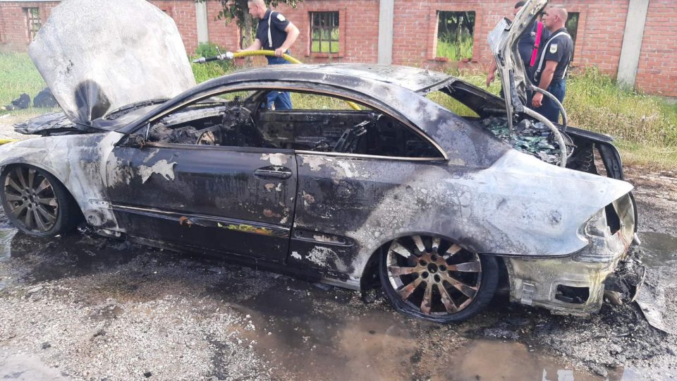 Изгоре автомобил мерцедес во пожар кој започнал при движење на возилото