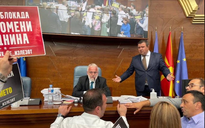 (ВИДЕО) Тензично во законодавниот дом, ВМРО-ДПМНЕ му порача на Џафери: Не е ваше Собранието
