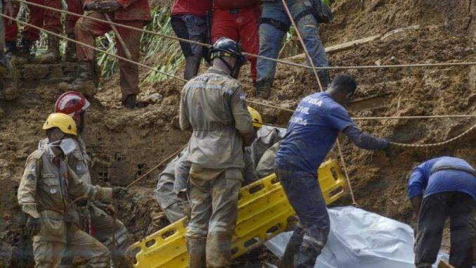 Најмалку 25 загинати во поплави и лизгање земјиште во Бразил