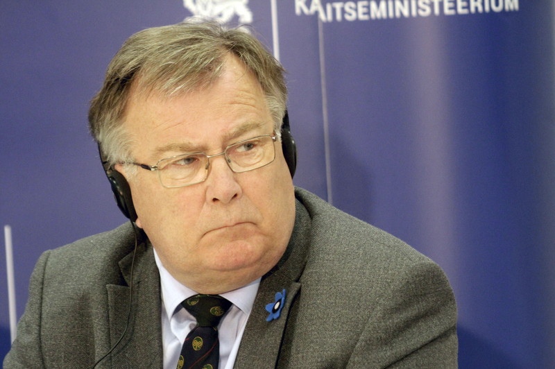Поранешен дански министер за одбрана обвинет за оддавање на државни тајни