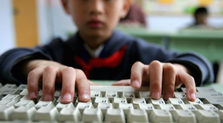 Децата поминуваат премногу време на интернет и тоа има лошо влијание врз нив