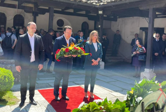 Делегација од ВМРО-ДПМНЕ положи свежо цвеќе на гробот на Гоце Делчев