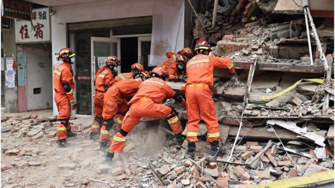 Во Кина спасена жена шест дена по уривање на зграда
