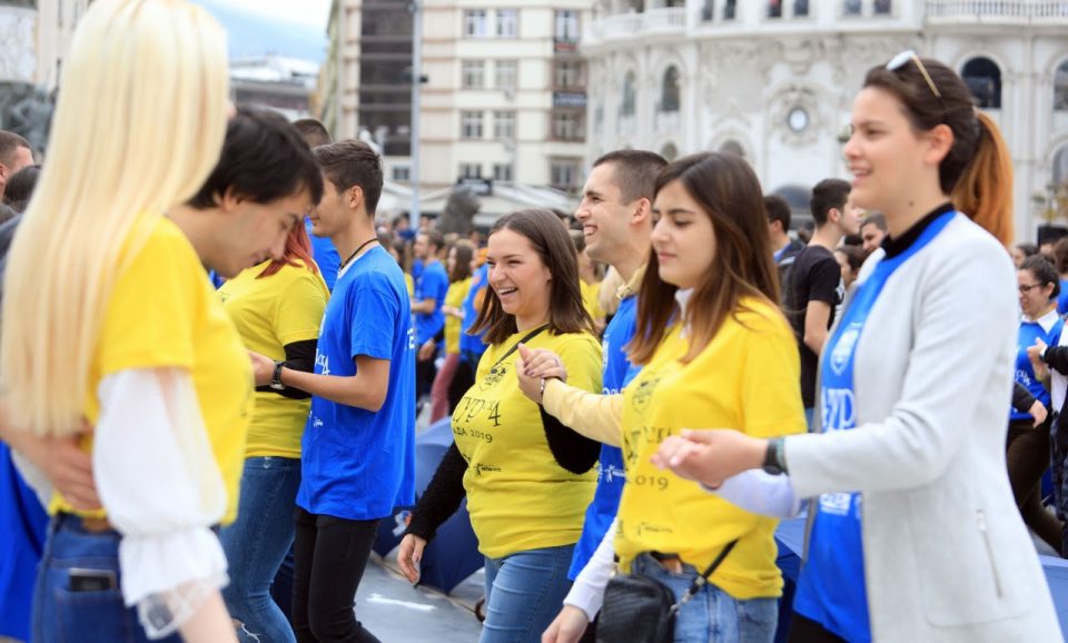 По две години пауза денеска матурска парада и кадрил на плоштадот „Македонија“