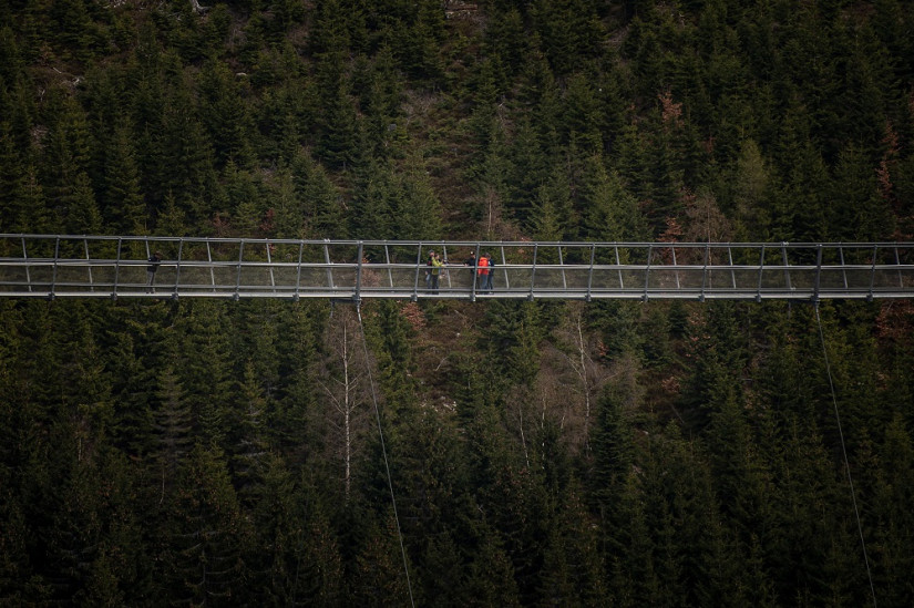 (ВИДЕО) Чешка го отвори најдолгиот висечки мост во светот