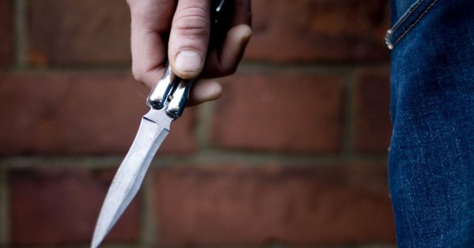 Ужас во Батинци: Малолетник ранет со нож од 16-годишно момче