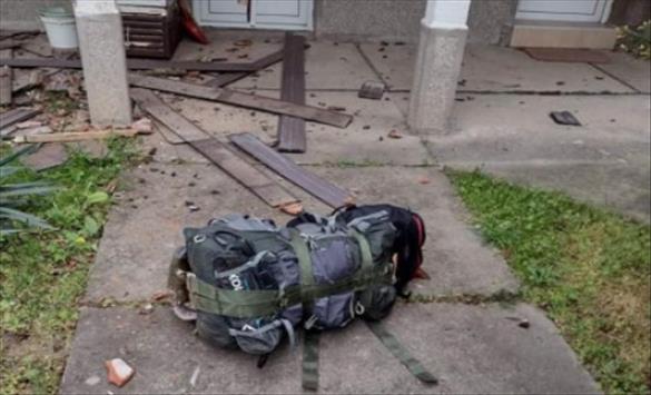 Дел од падобранска опрема паднал врз куќа во Неготино