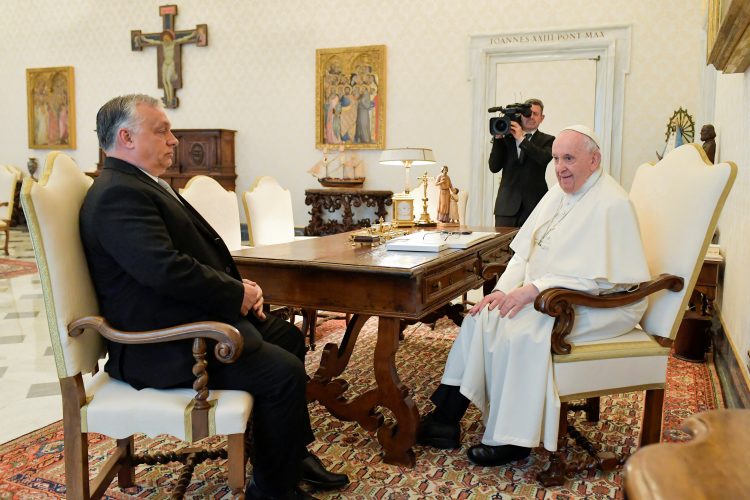 Папата Франциск: Орбан ми кажа дека Путин има намера да ја заврши војната на 9 мај