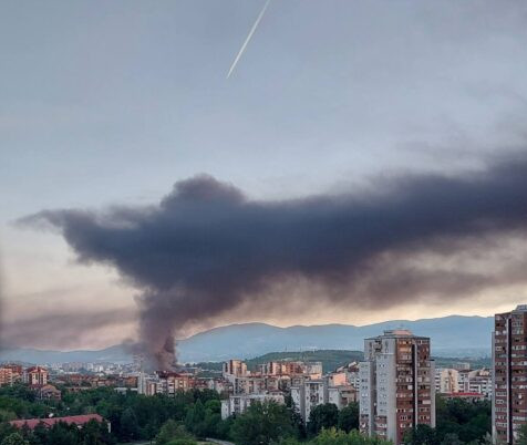 Се запали магацински простор: Скопјани се разбудија со црн чад над главниот град
