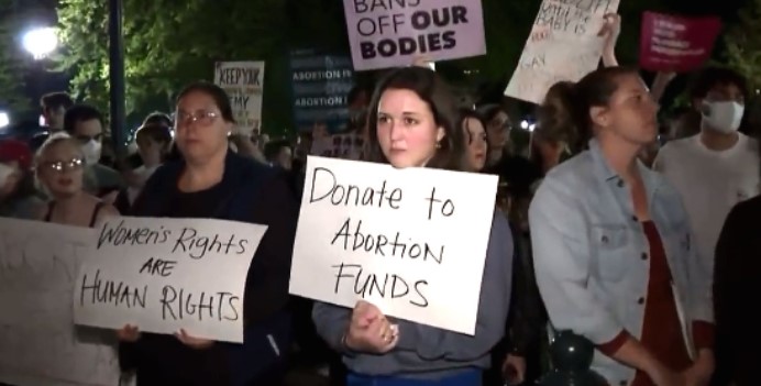 ПРОТЕСТИ НИЗ ВАШИНГТОН: Документ за абортус во САД предизвика ШОК